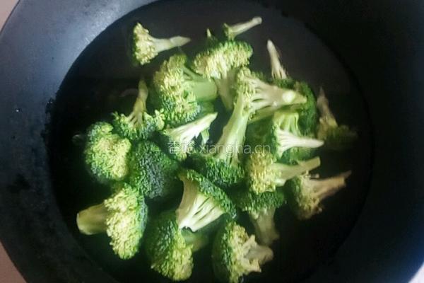 西兰花炒火腿肠的做法图解2