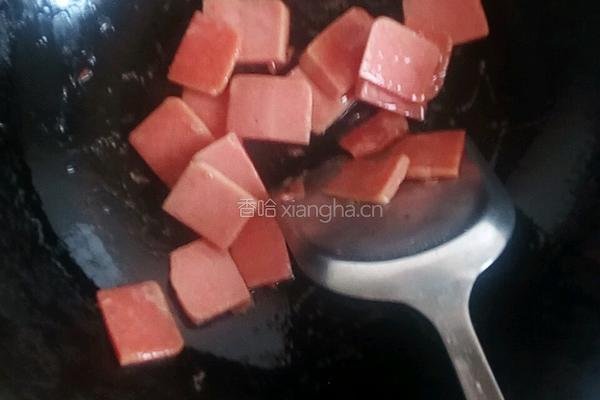 西兰花炒火腿肠的做法图解4