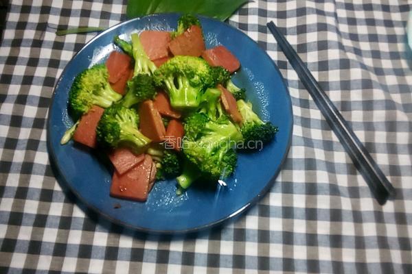 西兰花炒火腿肠的做法图解7