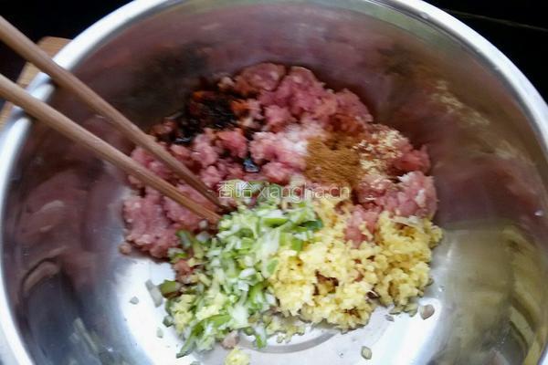猪肉豆角馅包子的做法图解2