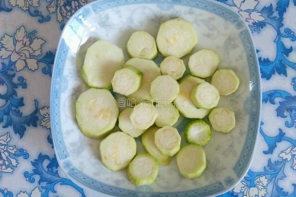 蒜蓉丝瓜爱心蛋的做法图解1