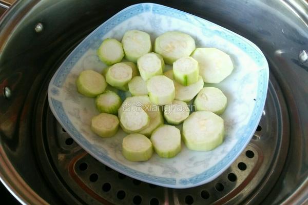 蒜蓉丝瓜爱心蛋的做法图解2