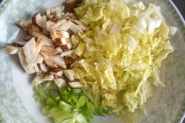 白菜焖饭的做法图解1
