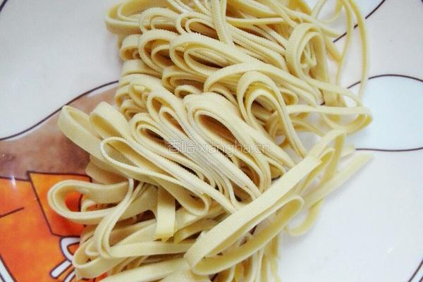 炝拌干豆腐丝的做法图解1