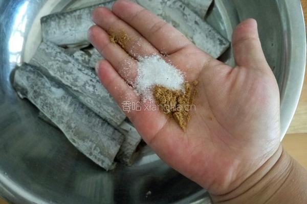 油炸带鱼的做法图解3