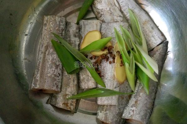 油炸带鱼的做法图解6