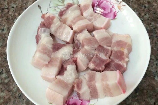 红烧肉炖蘑菇的做法图解1