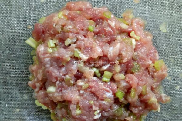 香芹猪肉锅贴的做法图解2