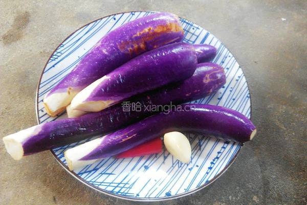 油焖茄子的做法图解1