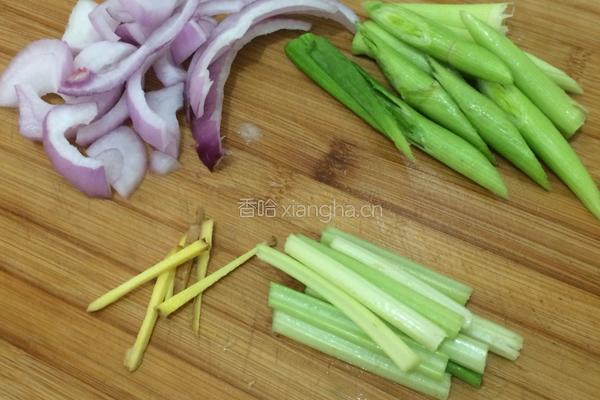 洋葱炒鱿鱼的做法图解2