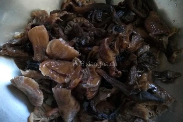 干蘑菇炒肉丝的做法图解1