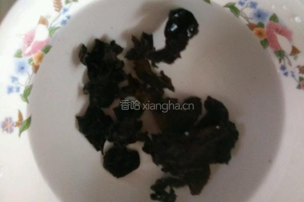 胡萝卜木耳炒鸡蛋的做法图解1