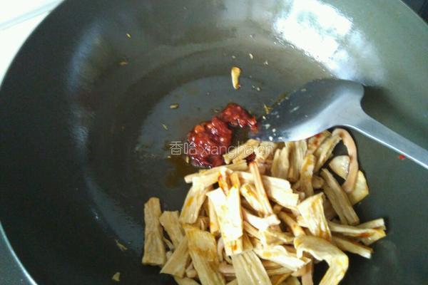豆瓣腐竹鱿鱼丝的做法图解6