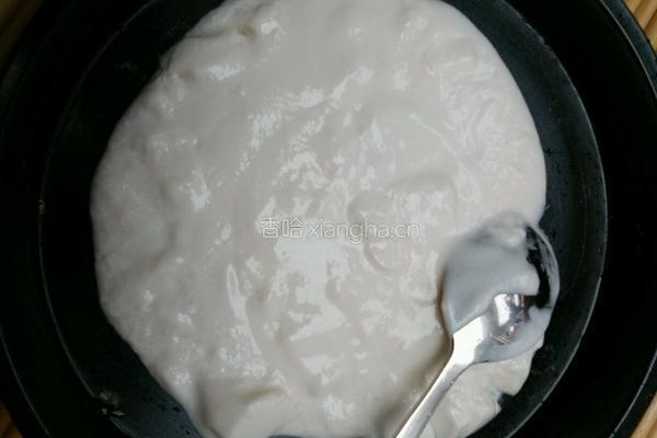 圣女果香蕉炒酸奶的做法图解3
