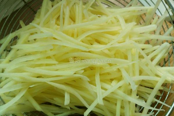 土豆丝炒辣椒的做法图解1