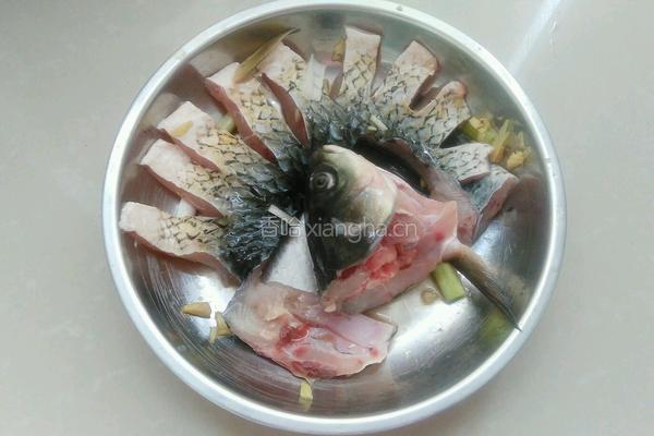 酸辣清蒸鱼的做法图解1