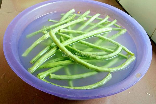 豆角炒肉末的做法图解1