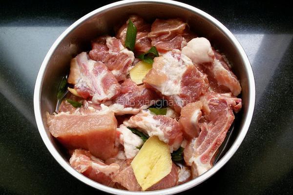 东北排骨炖豆角的做法图解1