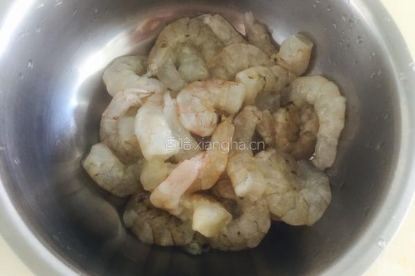 虾仁炒芹菜的做法图解1