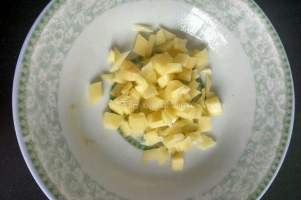 土豆炒鸡蛋的做法图解1