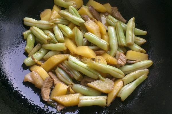 土豆烧豆角的做法图解7