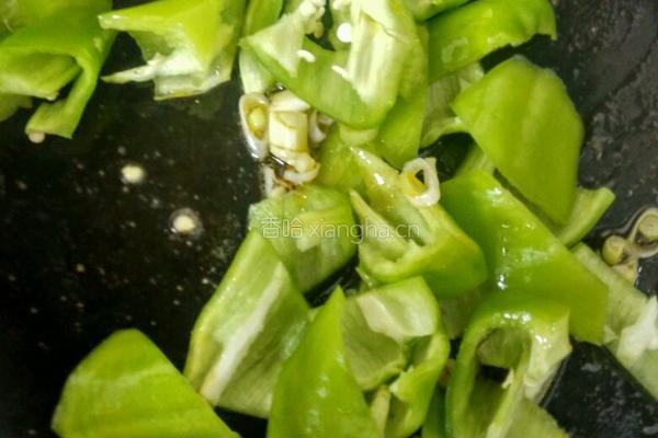 尖椒炒豆皮的做法图解3