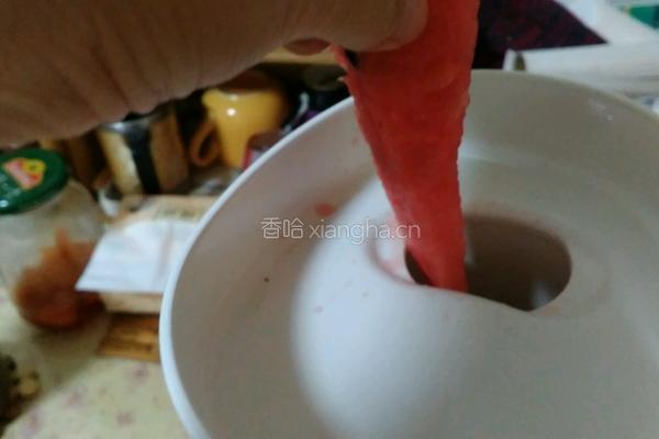 鲜榨西瓜雪梨汁的做法图解5