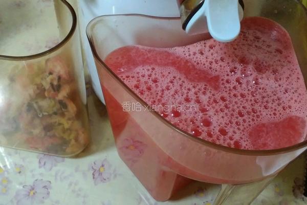鲜榨西瓜雪梨汁的做法图解7