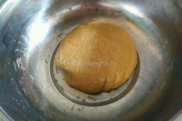 莲蓉蛋黄月饼的做法图解3