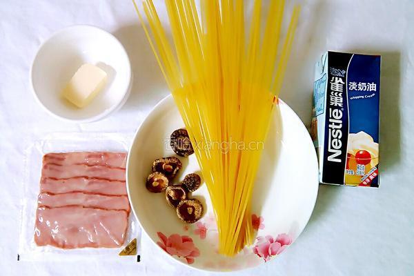奶油培根意大利面的做法图解1