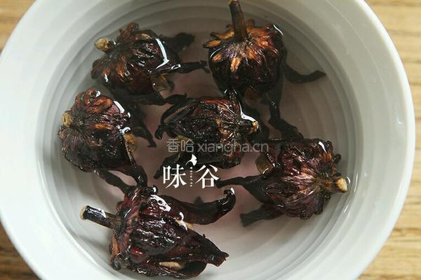 洛神菊花茶的做法图解2