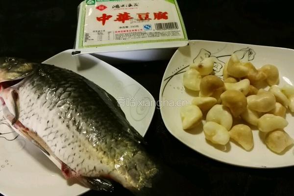 青菱鲫鱼豆腐汤的做法图解1