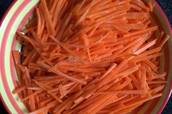 红萝卜炒饭的做法图解1