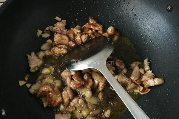 木耳腐竹炒透的做法图解2