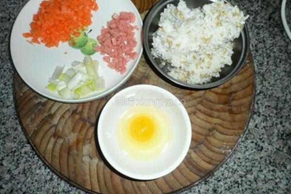 火腿炒饭的做法图解1
