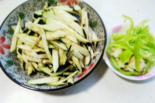 辣椒炒茄子的做法图解1
