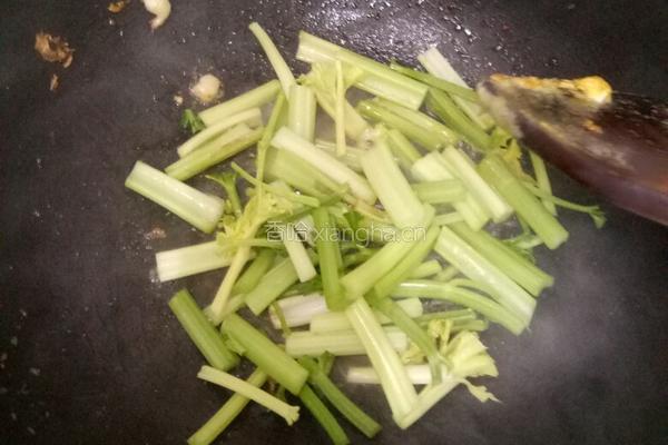 芹菜炒蛋（宝宝篇）的做法图解2