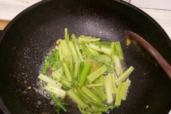 芹菜炒蛋（宝宝篇）的做法图解3