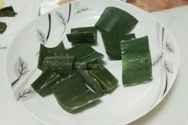 冰糖芦荟的做法图解2