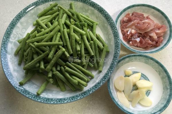 肉丝炒豇豆的做法图解1
