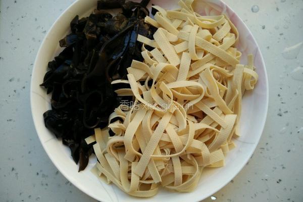 木耳干豆腐炒肉丝的做法图解2