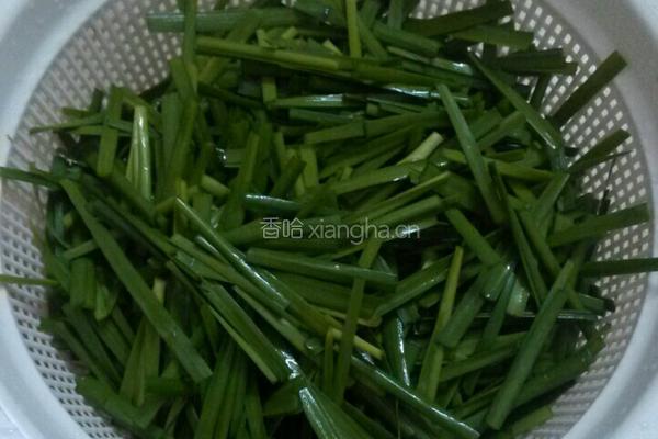 鱿鱼炒韭菜的做法图解1