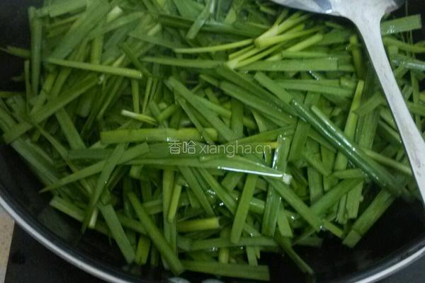 鱿鱼炒韭菜的做法图解3
