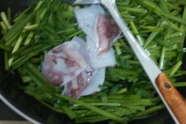 鱿鱼炒韭菜的做法图解4