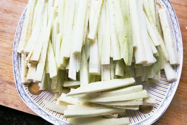 辣炒茄子丝的做法图解1