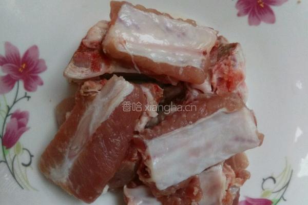 排骨炖山药的做法图解1