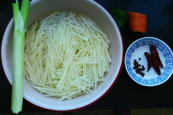 炝土豆丝的做法图解1