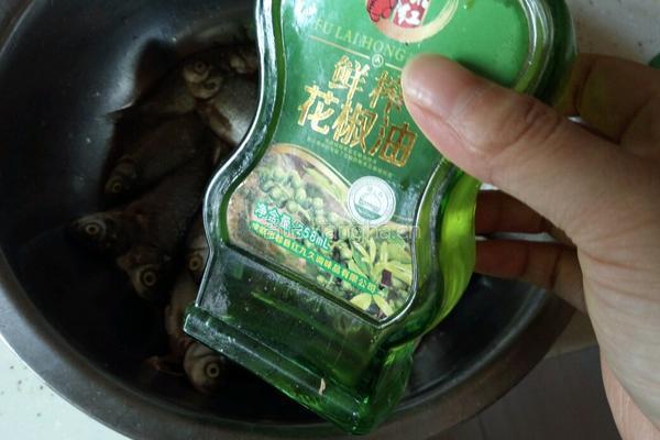酥小鲫鱼的做法图解5