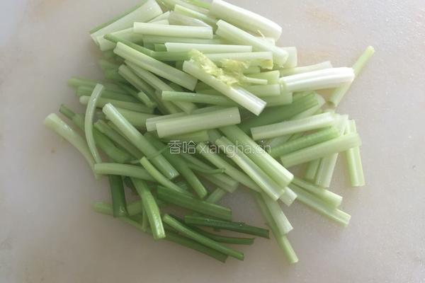 清炒芹菜的做法图解1