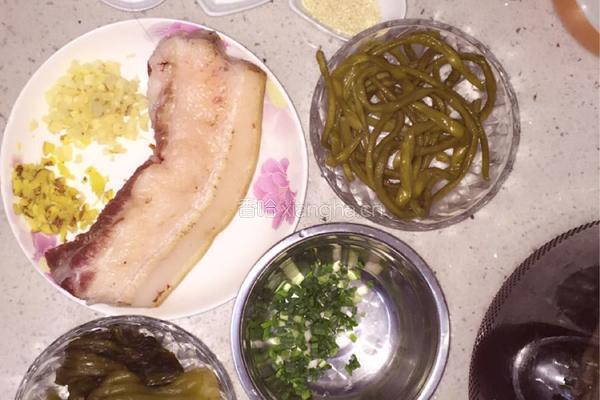 酸菜扣肉的做法图解1